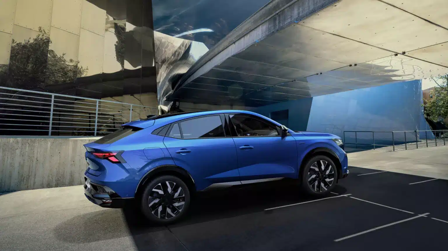 renault rafale suv side view 