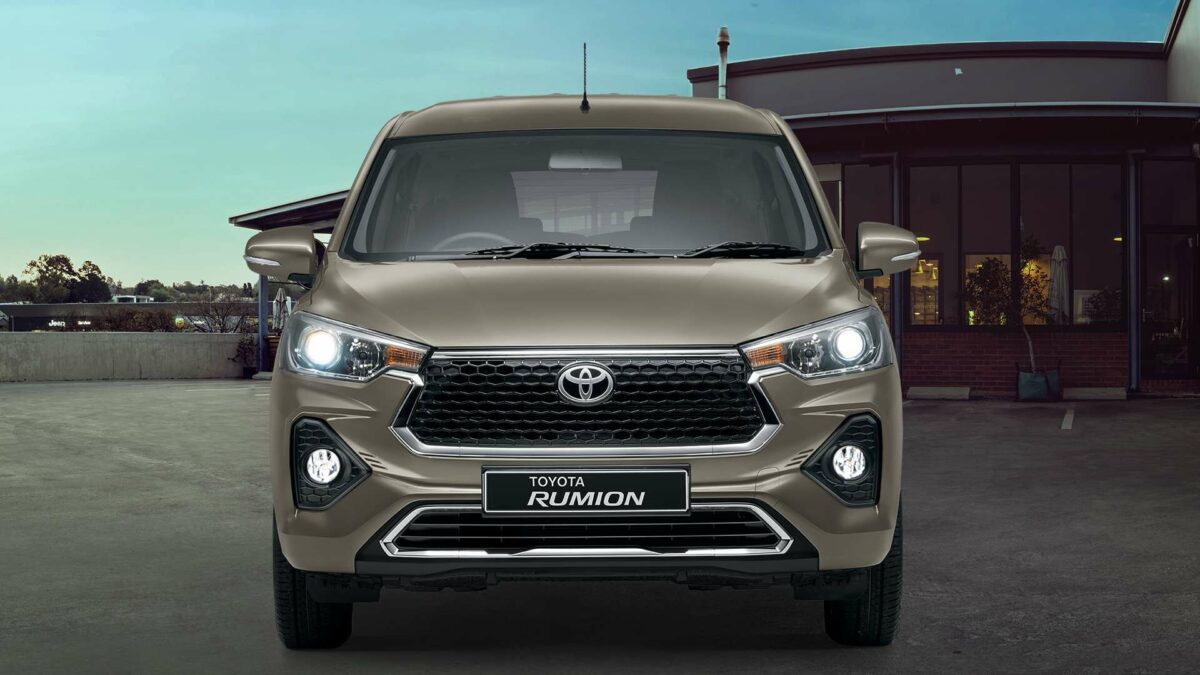 toyota rumion front view