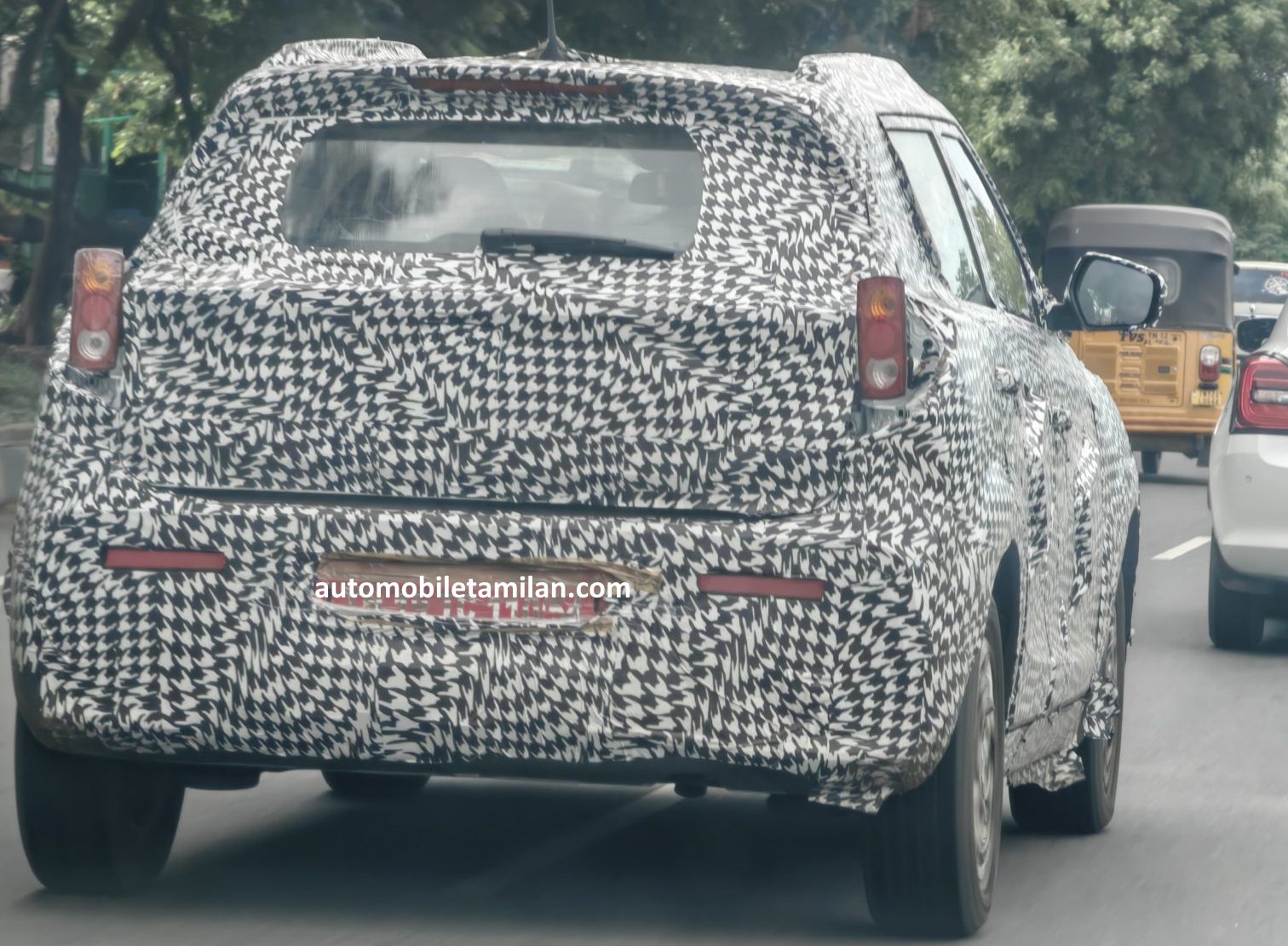 mahindra xuv 300 facelift spied