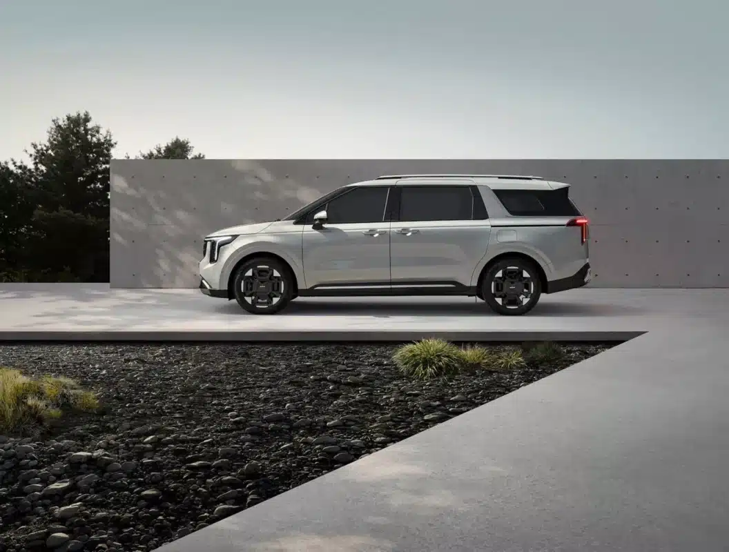 2024 Kia Carnival mpv side