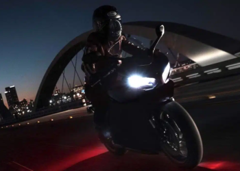 Triumph-Daytona-660-Teaser
