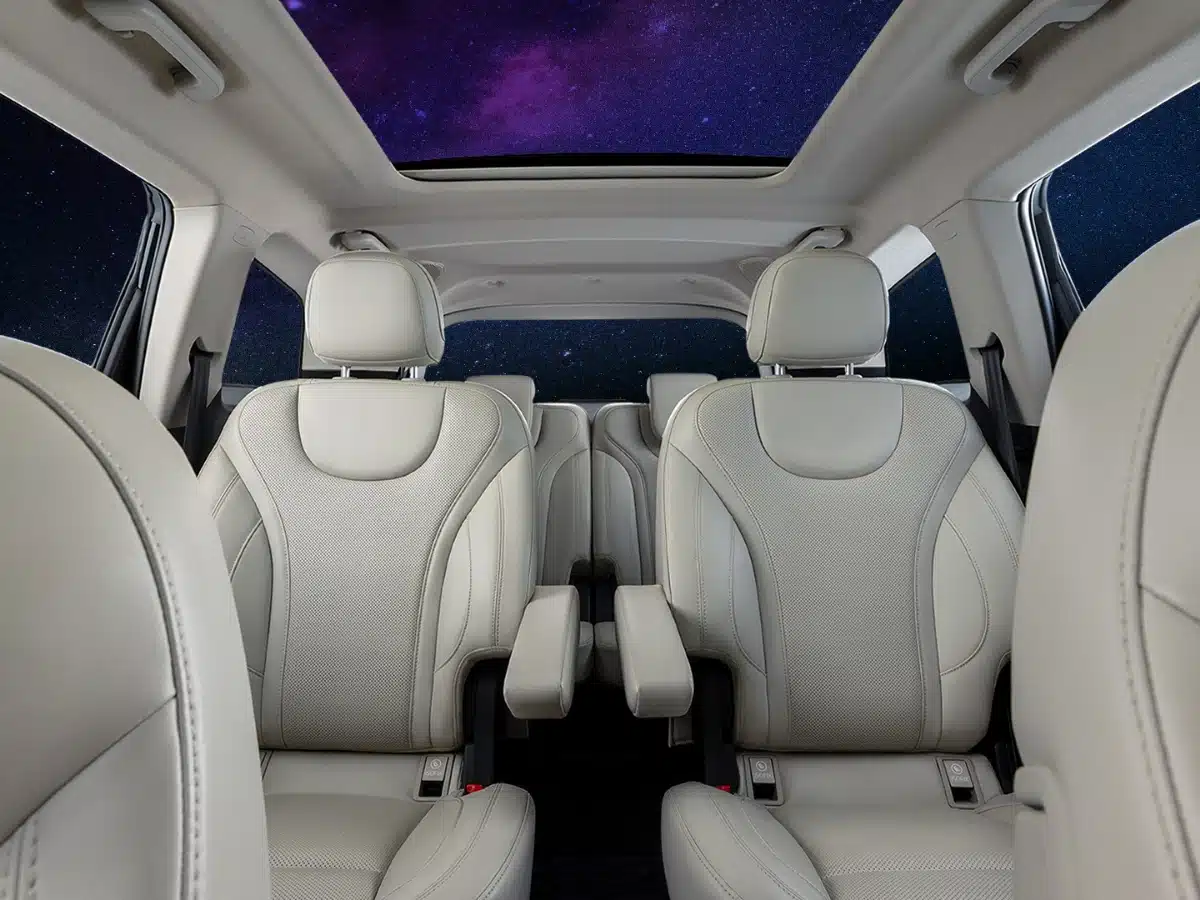 2024 mahindra xuv 700 captain seats