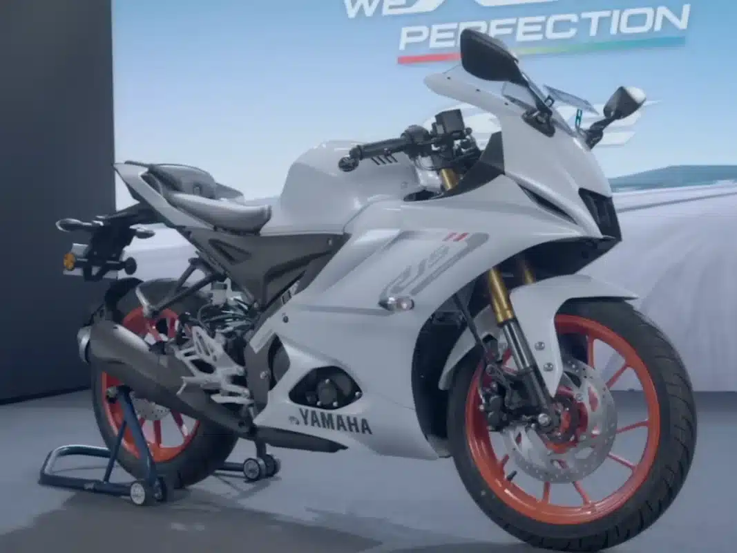 r15 v4 white