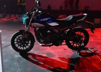 ஹீரோ நிறுவன முதல் 350-500cc பிரிவில் மோட்டார்சைக்கிள் மேவ்ரிக் 440 அறிமுக சலுகையாக விற்பனைக்கு ரூ.1.99 லட்சம் முதல் ரூ.2.24 லட்சம் வரை விலை நிர்ணயம் செய்யப்பட்டுள்ளது. மிக சிறப்பான ஸ்டைலிங் அம்சங்களை பெற்றுள்ள ரோட்ஸ்டெர் மிக கடுமையான சவாலினை நடுத்தர மோட்டார்சைக்கிளின் வலுவான போட்டியாளர்களை எதிர்கொள்ளுகின்றது.