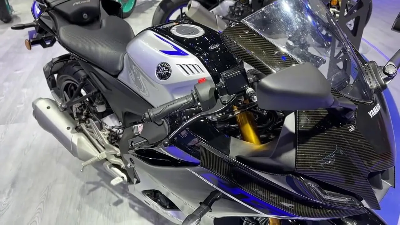 yamaha r15m carbon fiber edition top view