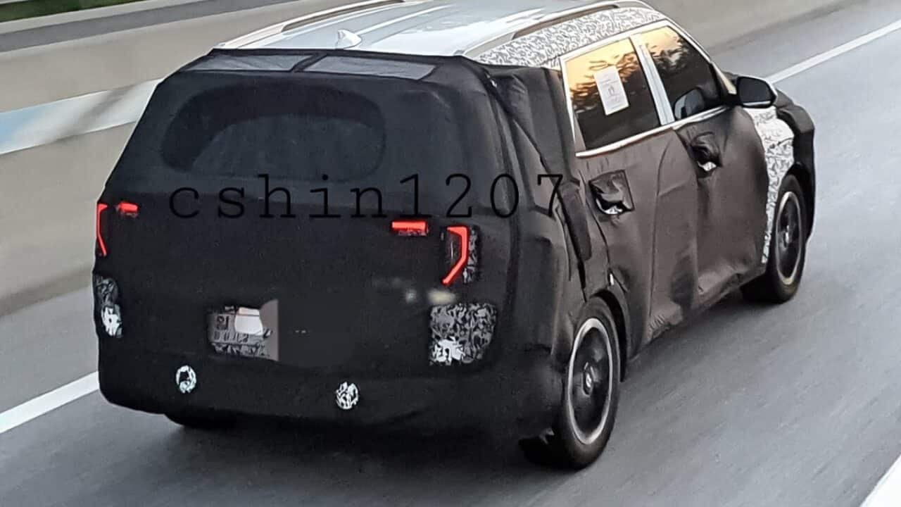 kia carens spied rear 1