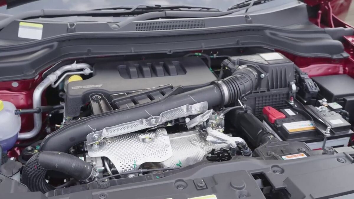 mahindra xuv 3xo suv engine bay