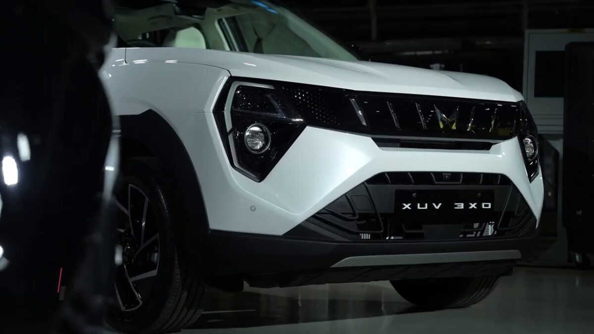 xuv 3xo front view