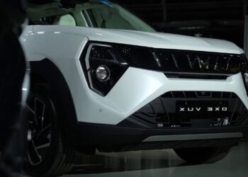 xuv 3xo front view