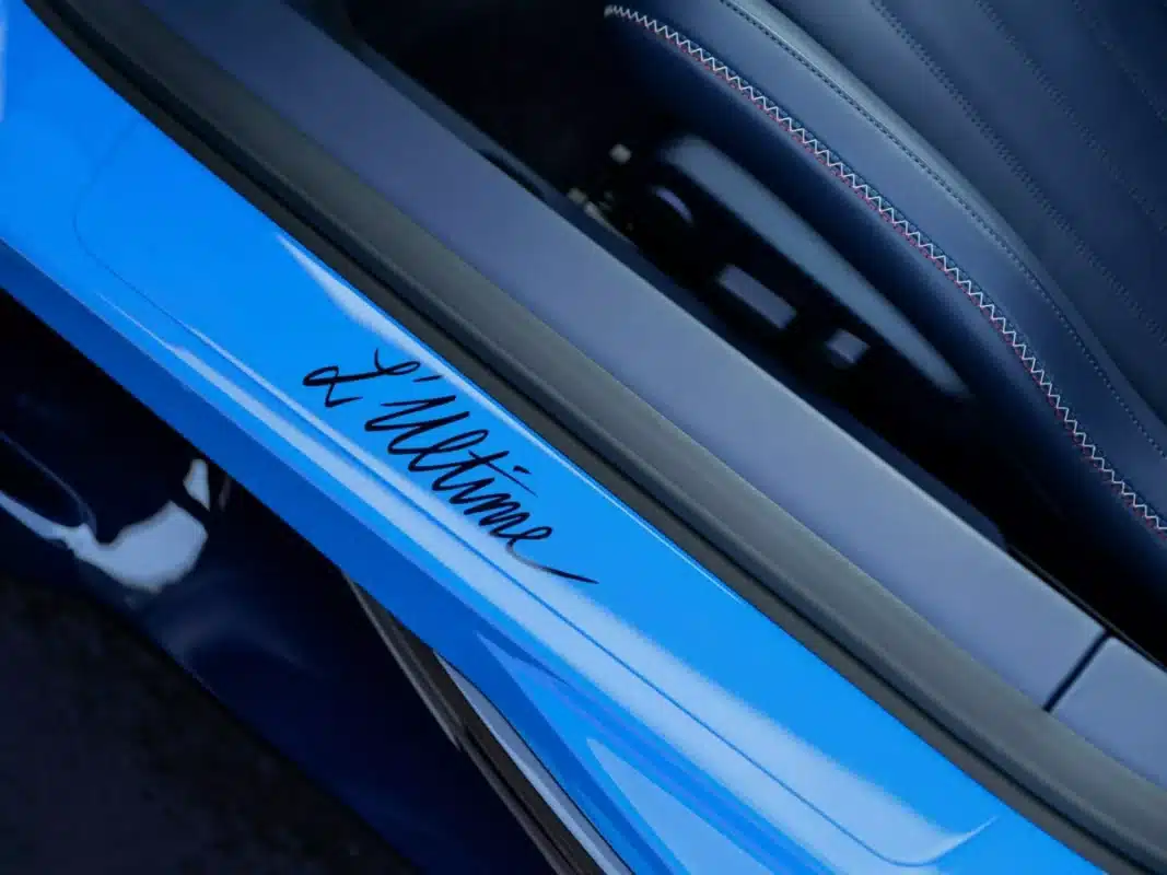 Bugatti Chiron L Ultime badge