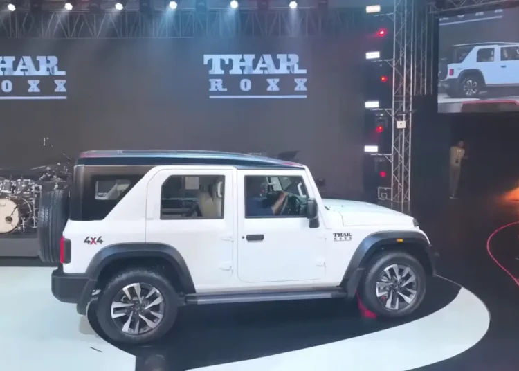 mahindra thar roxx side view