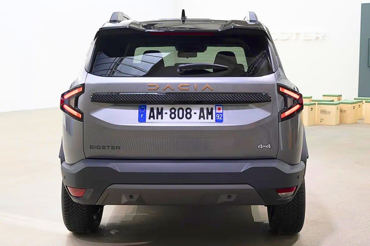 Renault dacia bigster rear view 1