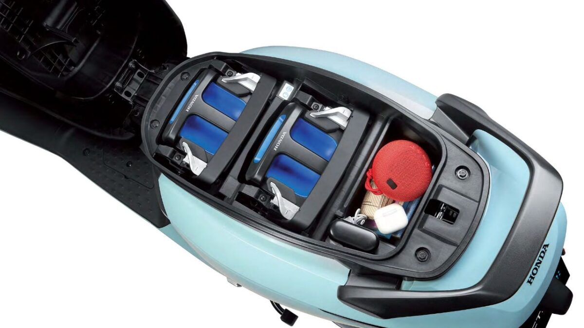 honda activa e scooter battery swap and boot space