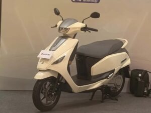suzuki e access on road