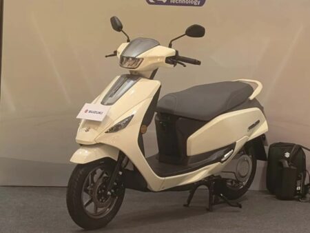 suzuki e access on road