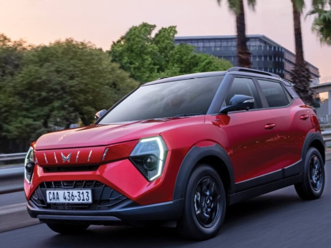 மஹிந்திரா XUV 3XO REVX