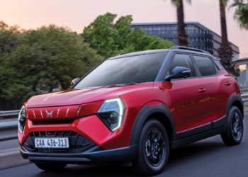 மஹிந்திரா XUV 3XO REVX