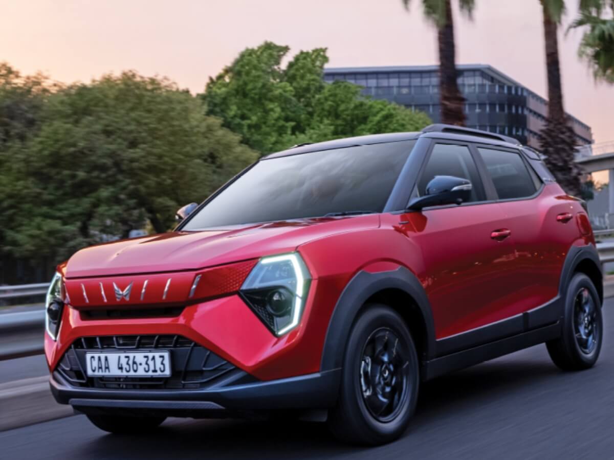 மஹிந்திரா XUV 3XO REVX
