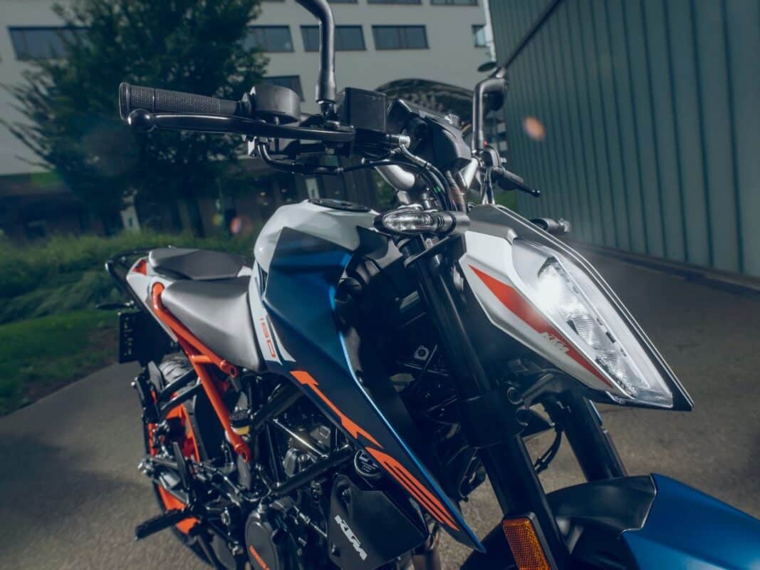 2025 ktm 160 duke headlight