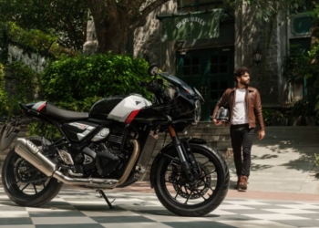 டிரையம்ப் திரக்ஸ்டன் 400